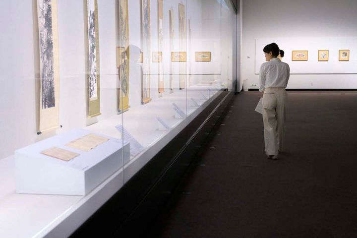 展示会場を歩くしまおさん