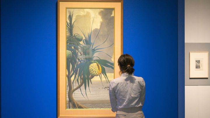 「アダンの海辺」を前に佇むしまおさん