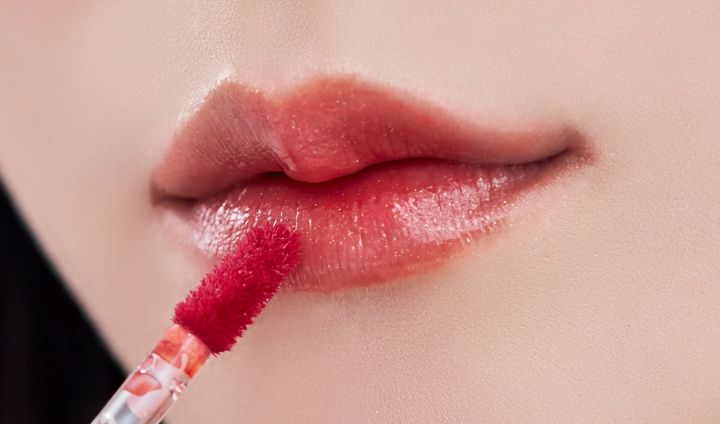 2.デイリーメイクにも最適！ ツヤ肌コーラルメイク_LIP_やり方