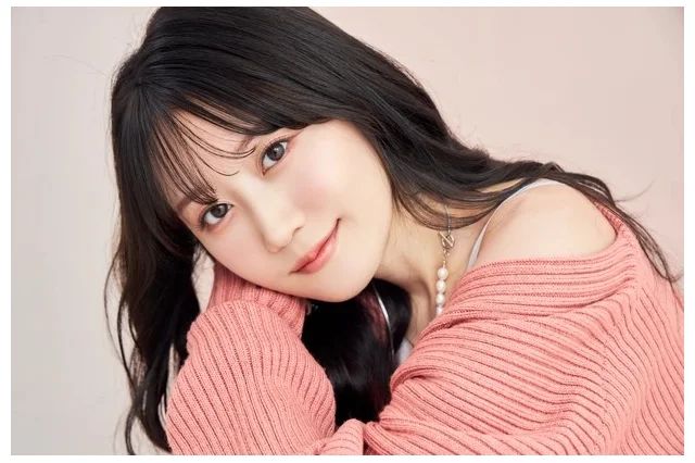 小倉 唯さんの愛用コスメを使用！ 今、挑戦したいメイク2選_2.デイリーメイクにも最適！ ツヤ肌コーラルメイク