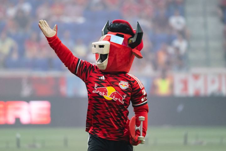 レッドブルが買収したJリーグクラブで「マスコットの去就」が深刻化…レッドブルCEOが注目発言