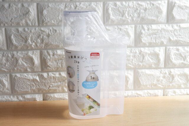 ダイソーの冷蔵庫米びつ2kg クリアー