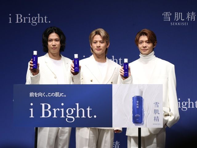 パネルと立つNumber_iの3人