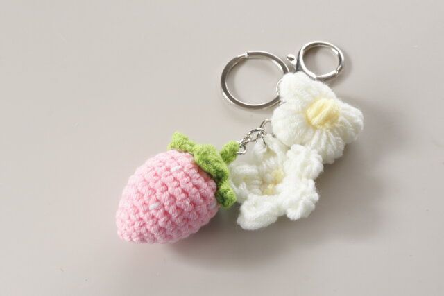 ダイソー イチゴニットキーホルダー 