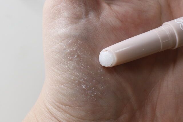 セリア GENE TOKYO リップケアスクラブ01 CLEAR（クリア） テクスチャー