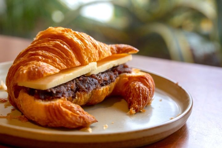 「AN BUTTER SAND（あんバタークロワッサンサンド）」780円／© SCENE FACTORY COFFEE and SPACE