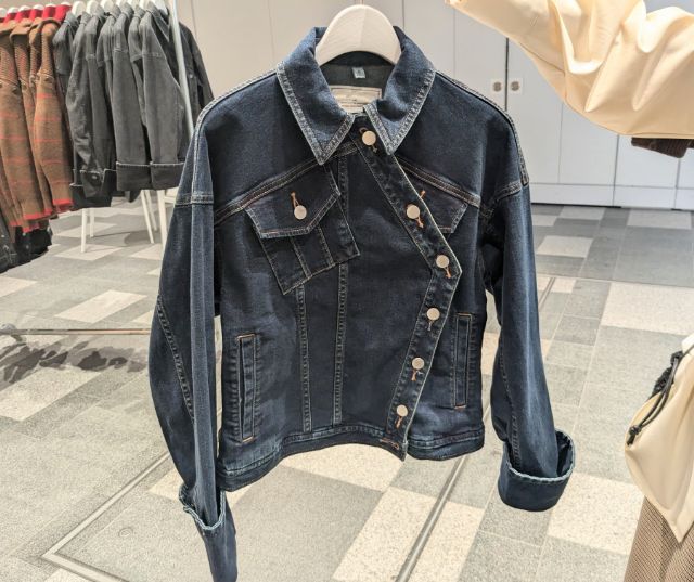 ブルーのデニムブルゾン