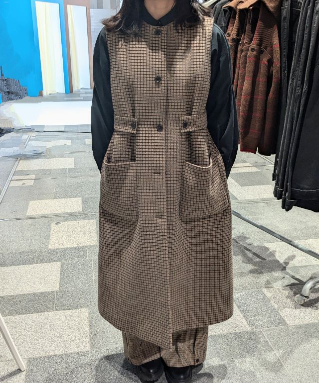 2ピースコートのジレの部分のみ着ている