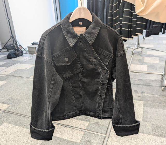 ブラックのデニムブルゾン