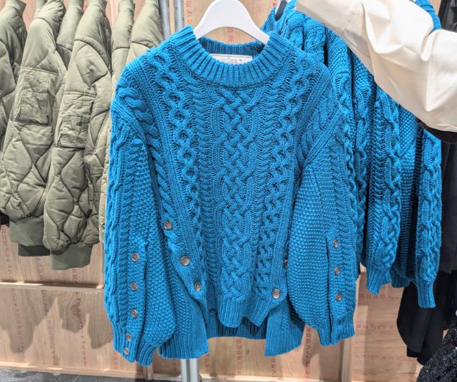 ブルーのケーブルセーターby rokh
