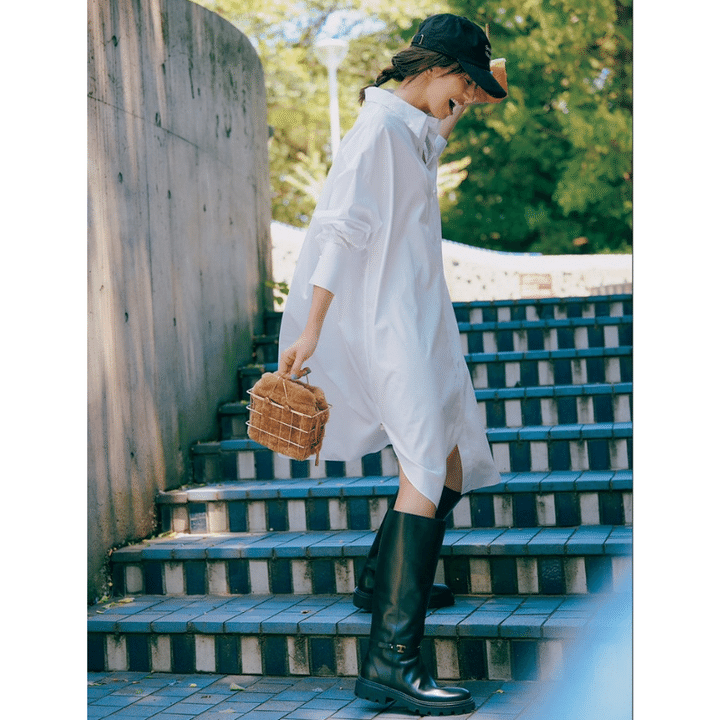 シャツワンピ×ロングブーツコーデの東原亜希さん