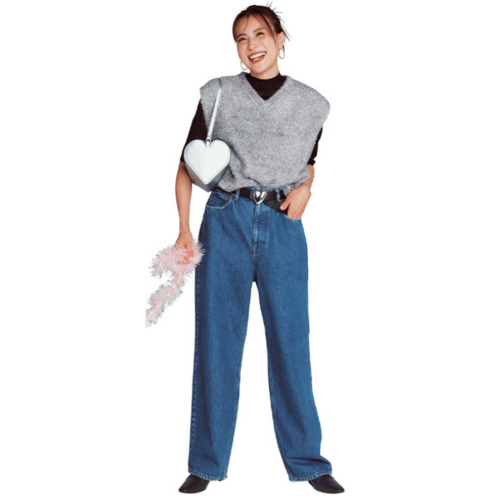 ニットベスト×デニムパンツの笹川友里さん