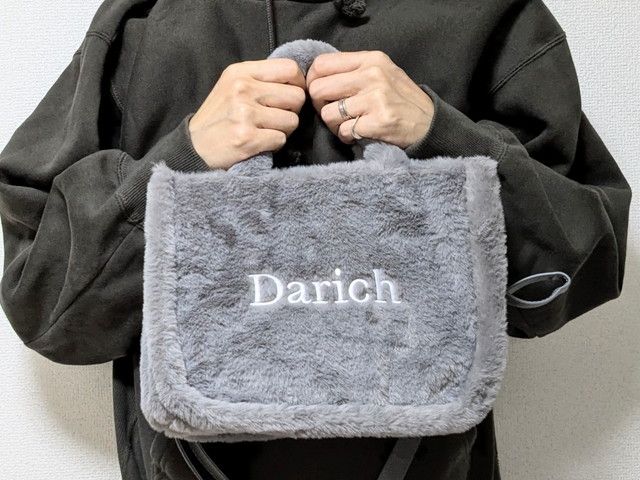 DarichFLUFFYバッグ手に持ったところ