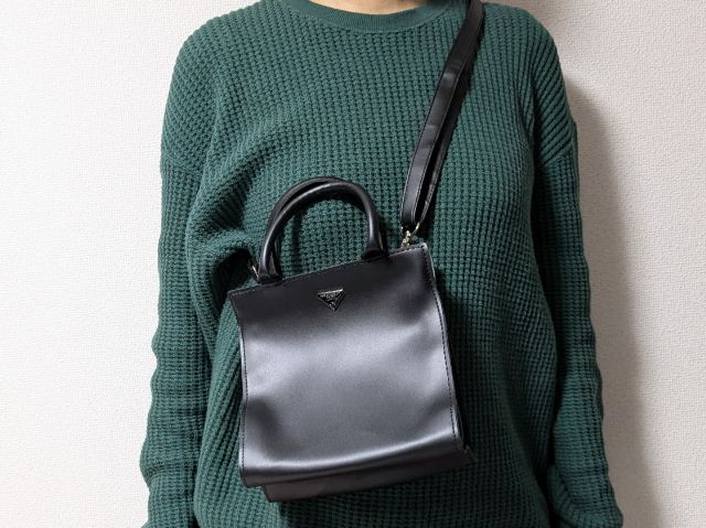 バッグショルダーにかけた姿