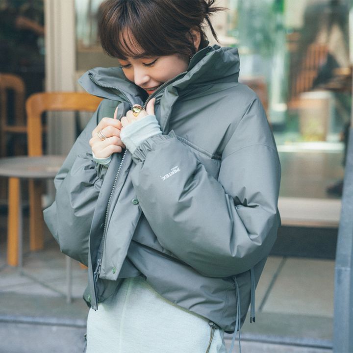 グレーのショート丈ダウンを着こなす桐谷美玲さん