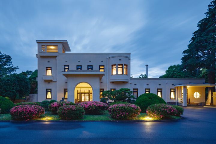 『建物公開2024 あかり、ともるとき』 場所： 東京都庭園美術館［本館・新館］（東京都） 開催：開催中〜11月10日（日） 開館 ：10:00〜18:00（入館は閉館の30分前まで） 閉館 ：月曜日 050-5541-8600（ハローダイヤル）