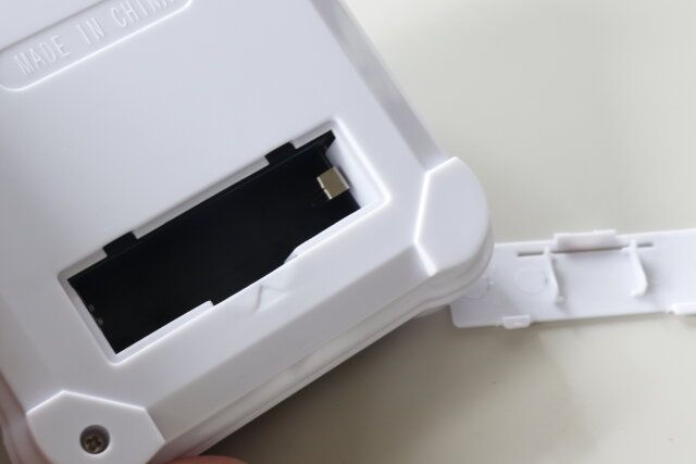 ダイソー ソーラー式 回転台 白色 電池ボックス