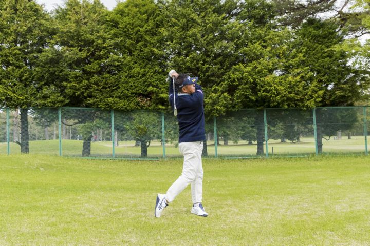 年をとってもアイアンをうまく打つコツ！「右足の内側で…」とシニアプロが解説