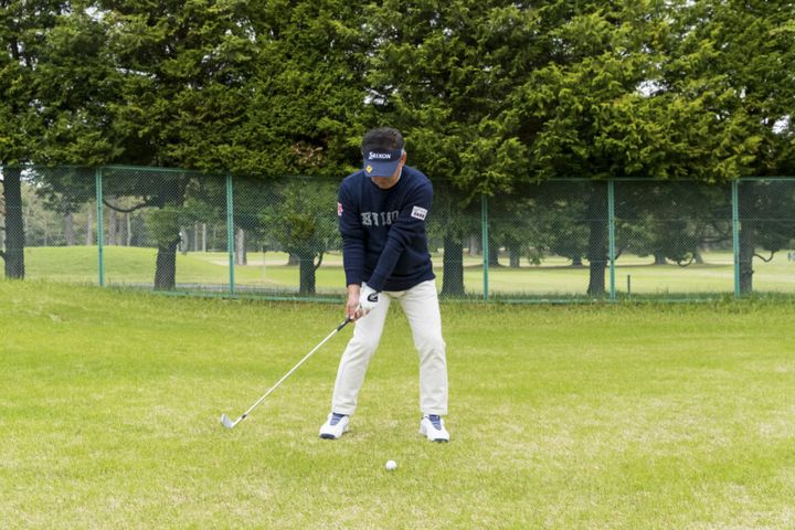 年をとってもアイアンをうまく打つコツ！「右足の内側で…」とシニアプロが解説