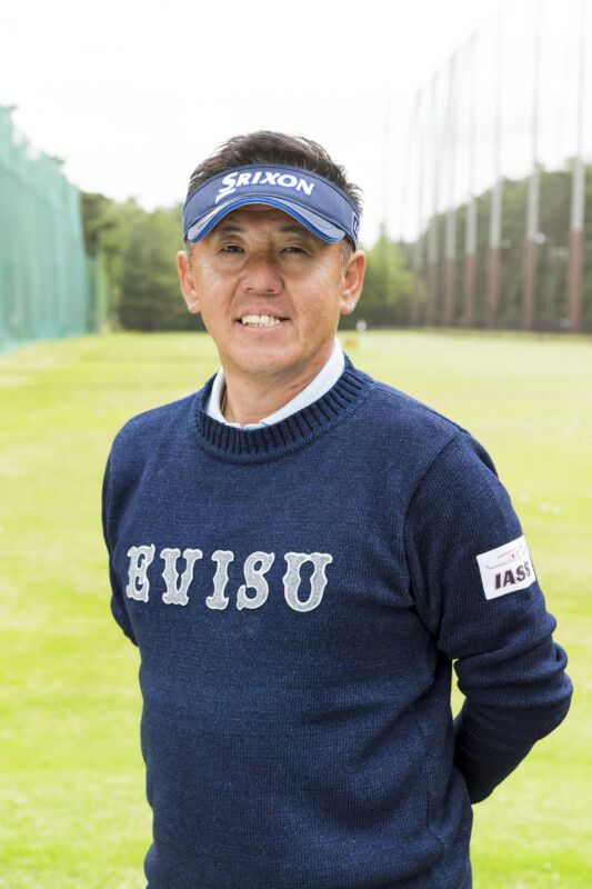 年をとってもアイアンをうまく打つコツ！「右足の内側で…」とシニアプロが解説