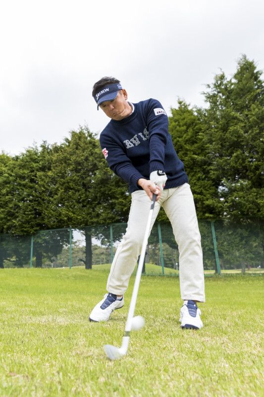 年をとってもアイアンをうまく打つコツ！「右足の内側で…」とシニアプロが解説