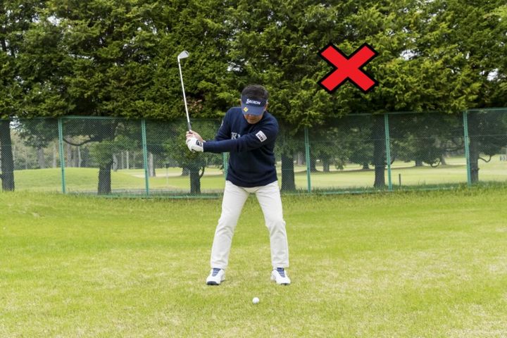 年をとってもアイアンをうまく打つコツ！「右足の内側で…」とシニアプロが解説