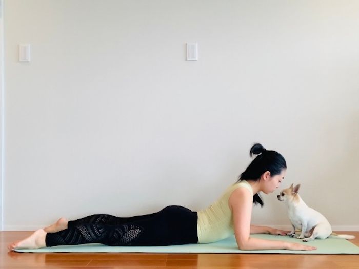 背骨をゆっくりそらしていく