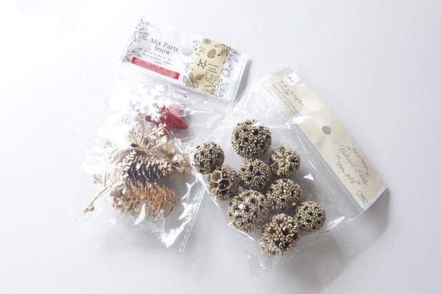 ダイソーのプチプラナチュラルパーツ（ミックスパーツ、スノー）とナチュラルパーツ（フウの実）