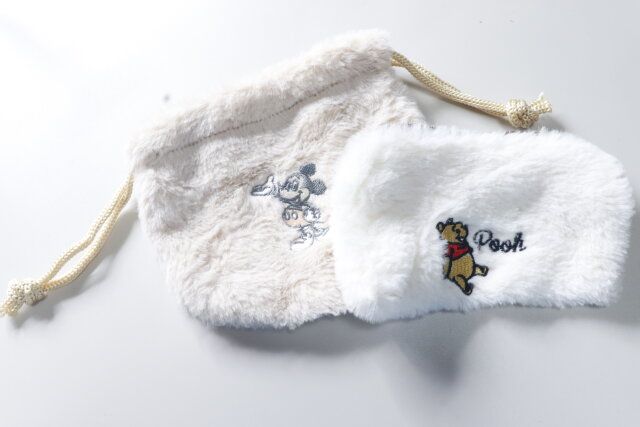 セリア 〈ミッキー〉ファー巾着 プー：ふんわりポーチ