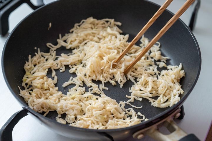 切り干し大根を炒める