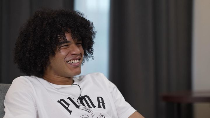 欧州で大ブレイク中！20歳の日本人DFがインタビューで明かす、チームでの評価 「対人で潰すプレーとか…」