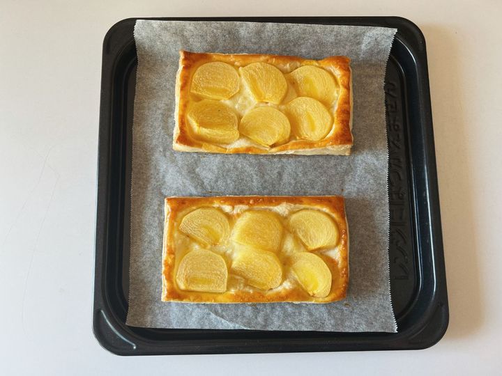 クセになる味わい！旬の柿とチーズの甘じゅわパイ【渡辺友美子のコーヒーに合うお菓子のレシピ vol.65 〜レシピで旅するヨーロッパ〜】