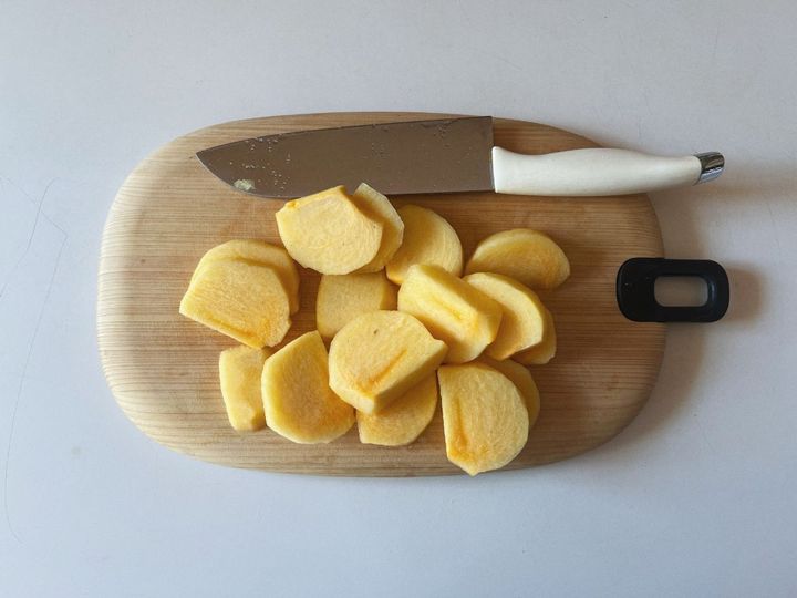 クセになる味わい！旬の柿とチーズの甘じゅわパイ【渡辺友美子のコーヒーに合うお菓子のレシピ vol.65 〜レシピで旅するヨーロッパ〜】