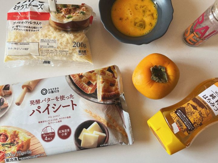 クセになる味わい！旬の柿とチーズの甘じゅわパイ【渡辺友美子のコーヒーに合うお菓子のレシピ vol.65 〜レシピで旅するヨーロッパ〜】