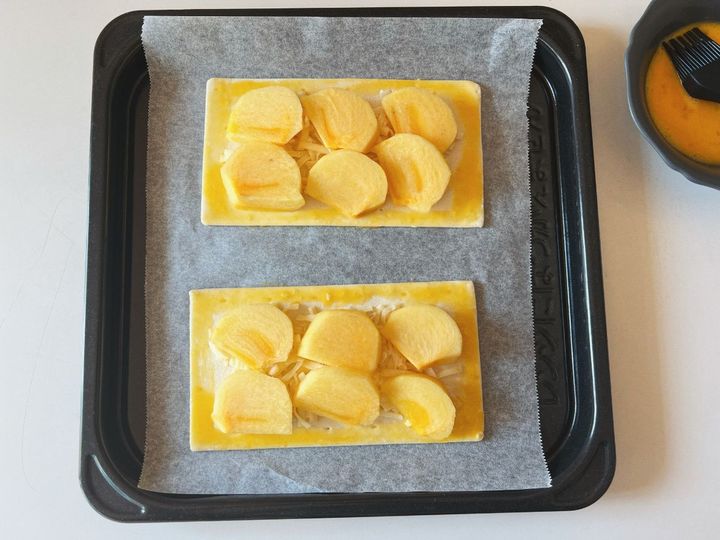 クセになる味わい！旬の柿とチーズの甘じゅわパイ【渡辺友美子のコーヒーに合うお菓子のレシピ vol.65 〜レシピで旅するヨーロッパ〜】