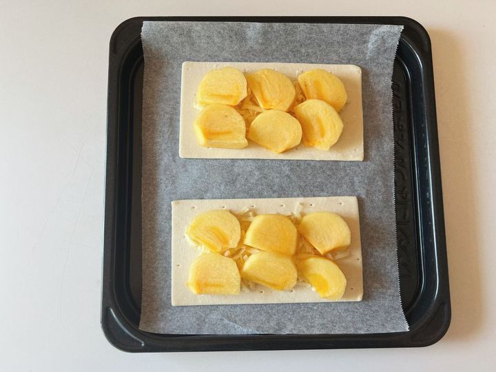 クセになる味わい！旬の柿とチーズの甘じゅわパイ【渡辺友美子のコーヒーに合うお菓子のレシピ vol.65 〜レシピで旅するヨーロッパ〜】