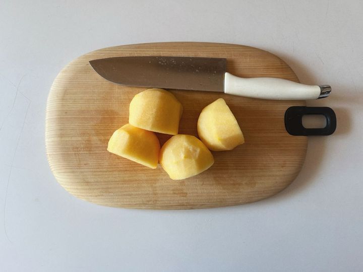 クセになる味わい！旬の柿とチーズの甘じゅわパイ【渡辺友美子のコーヒーに合うお菓子のレシピ vol.65 〜レシピで旅するヨーロッパ〜】