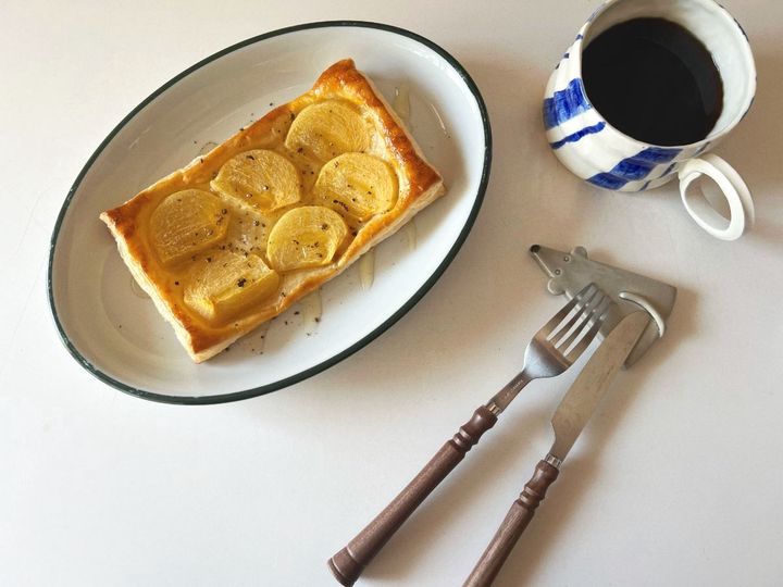 クセになる味わい！旬の柿とチーズの甘じゅわパイ【渡辺友美子のコーヒーに合うお菓子のレシピ vol.65 〜レシピで旅するヨーロッパ〜】