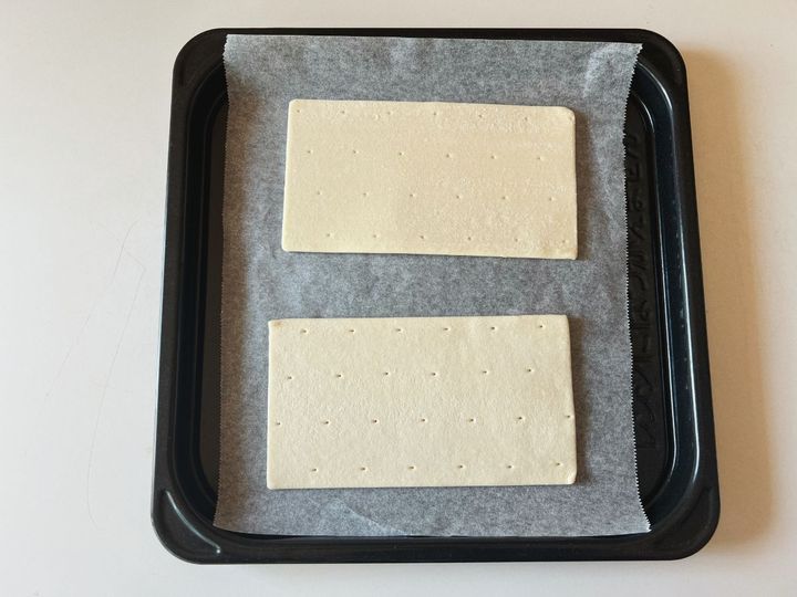 クセになる味わい！旬の柿とチーズの甘じゅわパイ【渡辺友美子のコーヒーに合うお菓子のレシピ vol.65 〜レシピで旅するヨーロッパ〜】