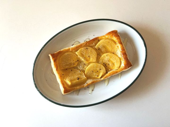 クセになる味わい！旬の柿とチーズの甘じゅわパイ【渡辺友美子のコーヒーに合うお菓子のレシピ vol.65 〜レシピで旅するヨーロッパ〜】