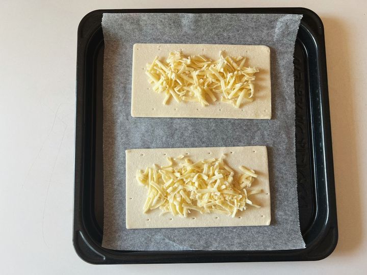 クセになる味わい！旬の柿とチーズの甘じゅわパイ【渡辺友美子のコーヒーに合うお菓子のレシピ vol.65 〜レシピで旅するヨーロッパ〜】