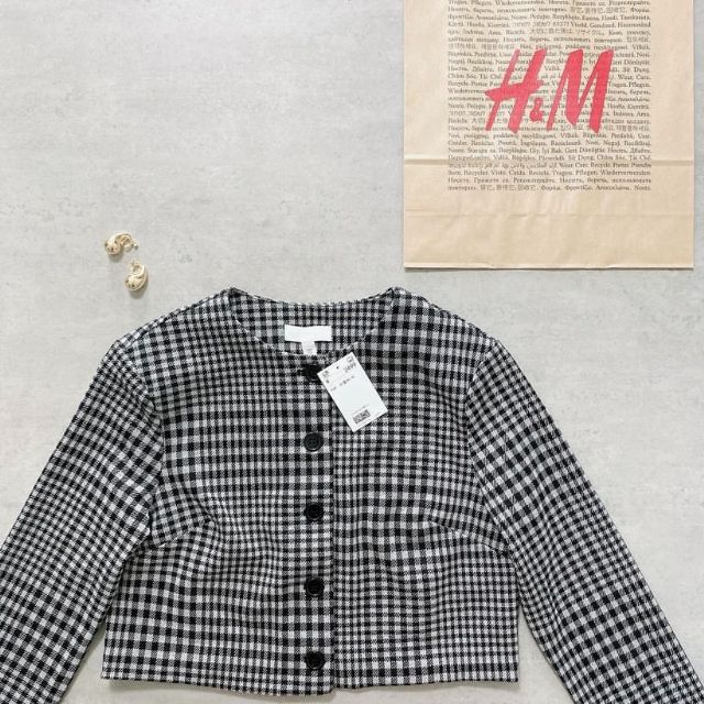 チェック柄のショートジャケット