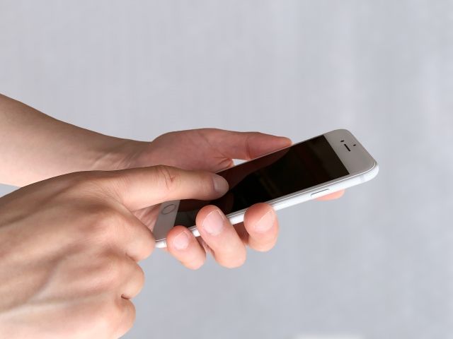 スマホ画面サラサラにする方法