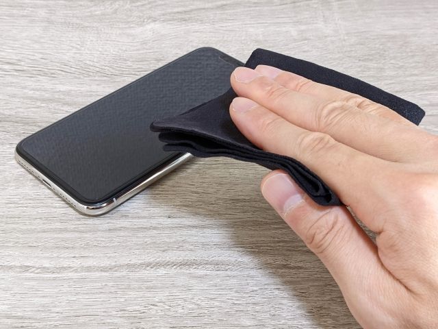 スマホ画面サラサラにする方法