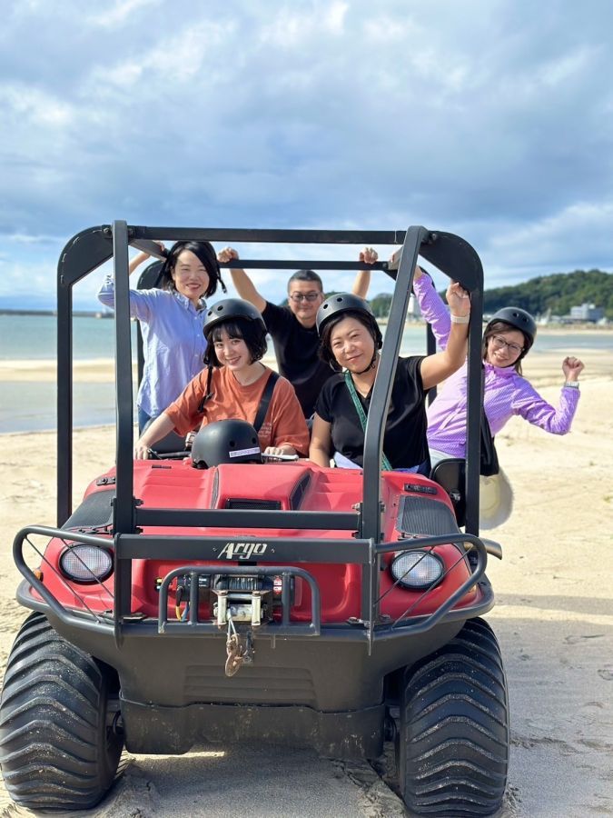 体験途中、海を臨むフォトスポットで写真撮影が可能