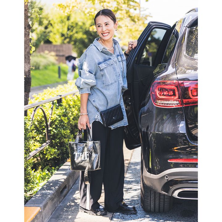 オーバーサイズのデニムシャツに黒パンツでゆるコーデ