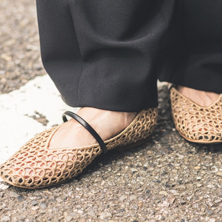 足元はLE TALONのパンプスで網目状の抜け感を