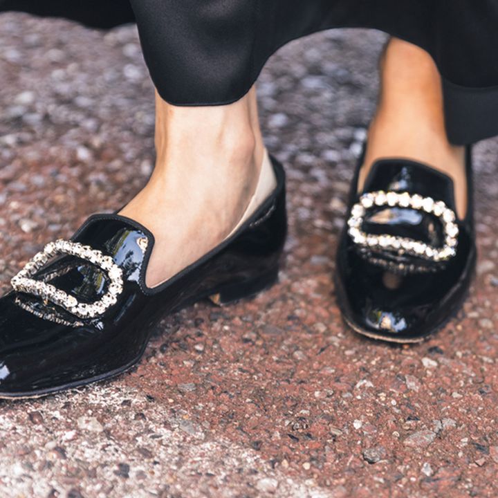 足元は華やかさが出せるビジュー付きのマノロ