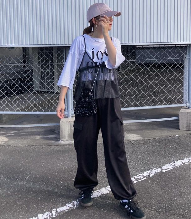 ロゴTシャツ×しまむらのブラックの「サテンカーゴパンツ」