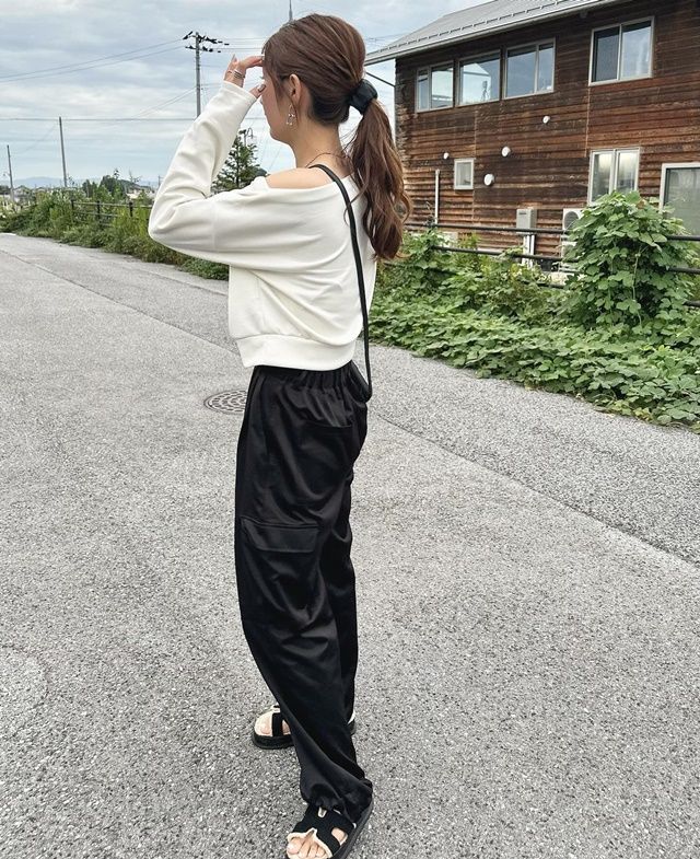 しまむらのホワイトの「オフショルプルオーバー」×サテンカーゴパンツ